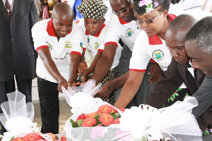 Bamwe mu ntwari zikiriho bunamira bagenzi babo
