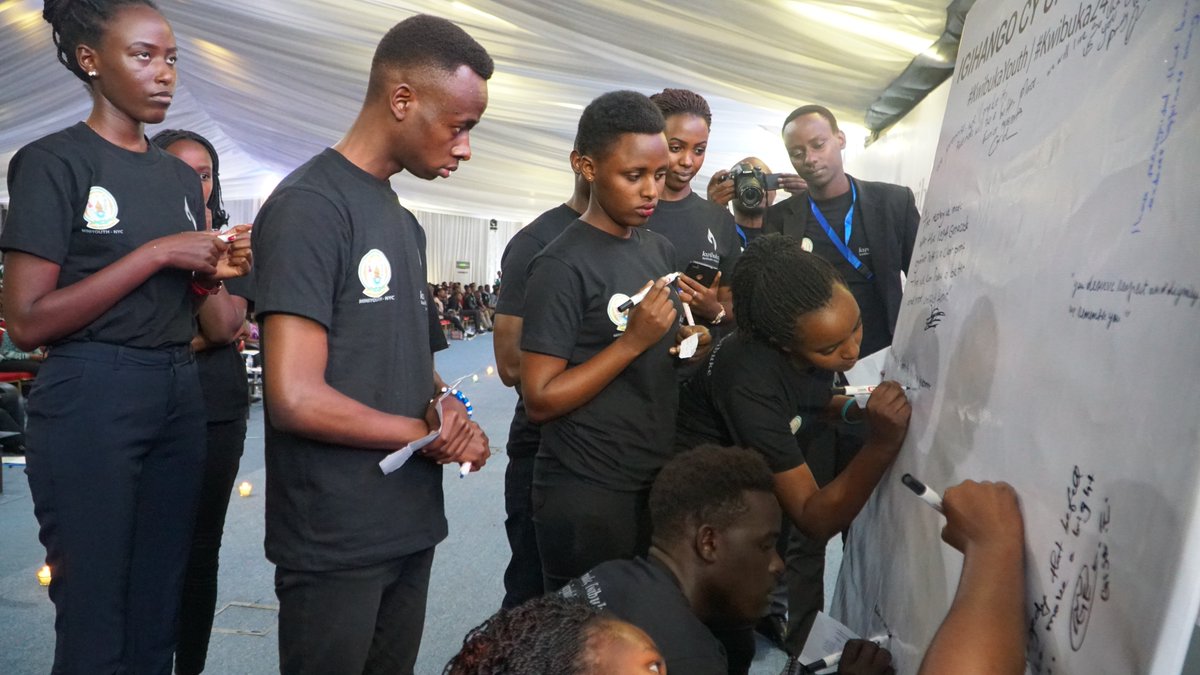 Bamwe mu rubyiruko bandika ubutumwa bukubiyemo ibyo biyemeje gukora mu kurwanya Jenoside
