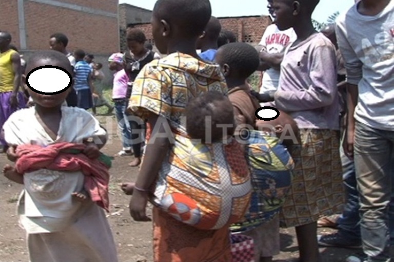 Bamwe mu bana bata ishuri bakajya kurera impinja ziba zasizwe ku mupaka, bagahembwa
