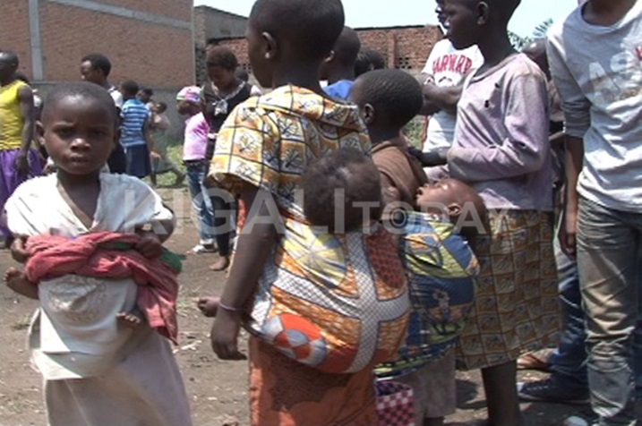 Bamwe mu bana bavuye mu ishuri baza gukorera amafaranga yo gusigara barera abana iyo ba nyina bagiye gucuruza i Goma.