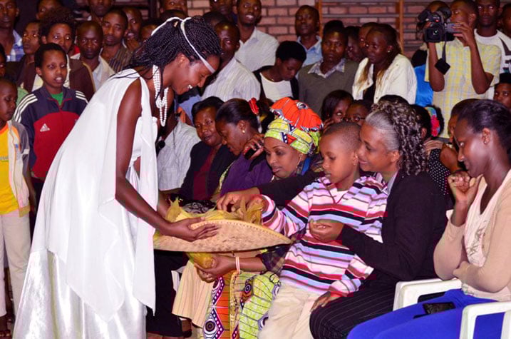 Banasabanye n'ababyeyi babifuriza Noheri nziza n'umwaka mushya muhire.