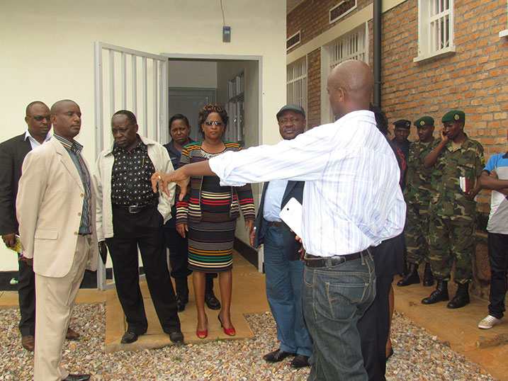 Banasuye ubwiherero bwubatswe ahantu hatandukanye hahurira abantu benshi ariko bumwe ntibukora neza kubera ikibazo cy'amazi.