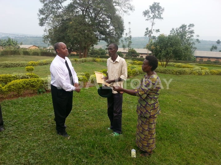 Banateye inkunga bamwe mu barokokeye muri uru rwibutso batishoboye banabizeza kubaba hafi.