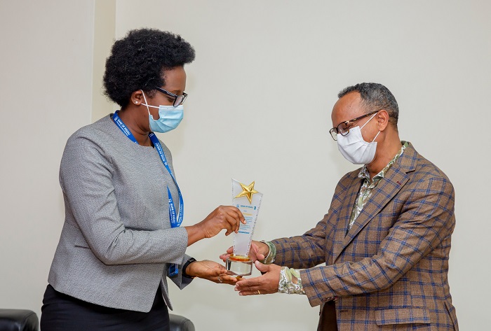 Umuyobozi Mukuru wa BK, Dr Diane Karusisi yahaye igikombe cy
