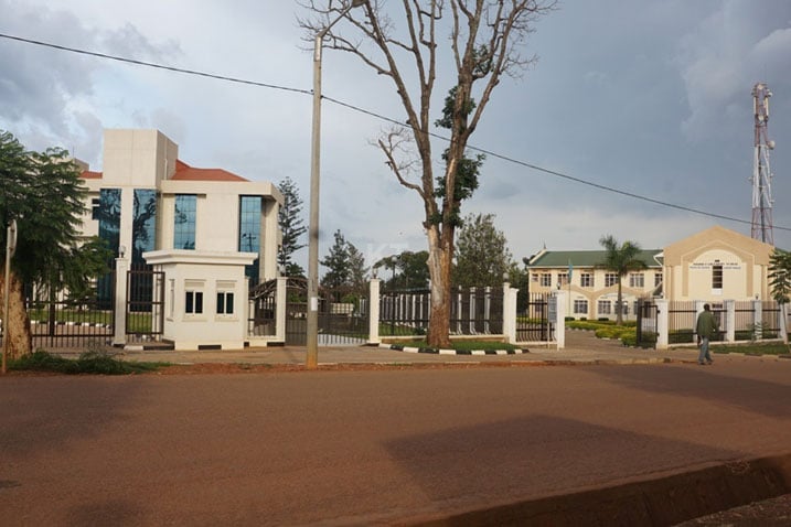 Banki Nkuru y'u Rwanda ibumoso n'urukiko rwa Huye n'Urukiko rwa Huye iburyo.