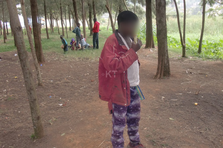 Ibiyobyabwenge byo babifatira ku mugaragaro. Aha uyu yarimo anywa kore.