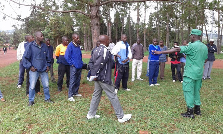Baragirwa inama mbere yo kwerekeza i Gishari.