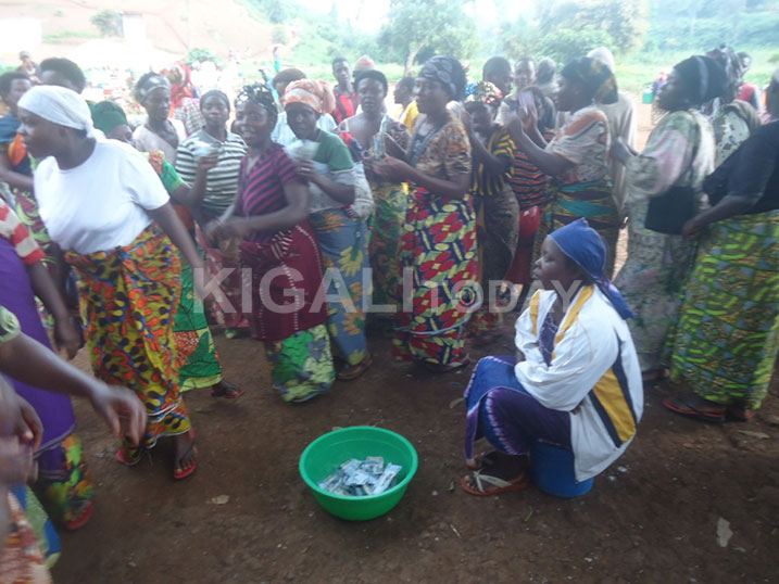 Baramuzenguruka bagashyira ibase hasi buri wese agashyiramo inkunga ye.