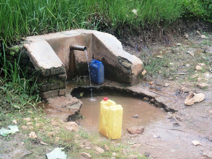 Barasaba amazi kuko bakivoma mu mibande kure.