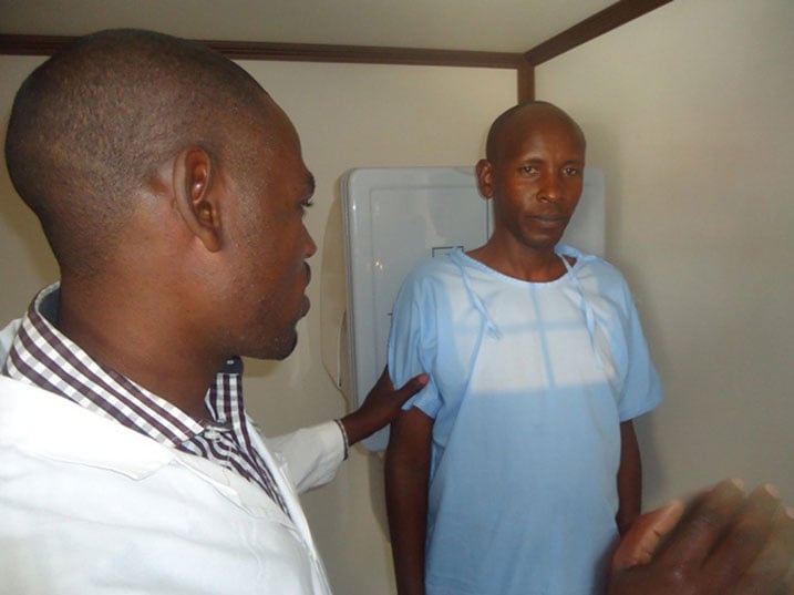Abaje kwivuza barasuzumwa indwara zitandukanye.