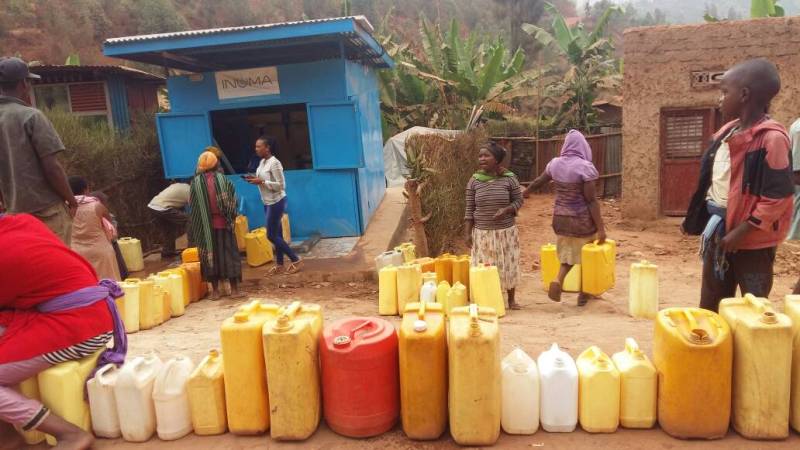 Baratunga agatoki bamwe mu bashinzwe kubagurisha amazi, bayihera abayahunika