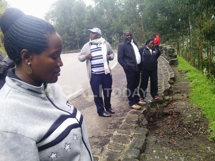 Bareba uko umuhanda wangiritse mu makoni ya Gatagara mu Murenge wa Gatagara.
