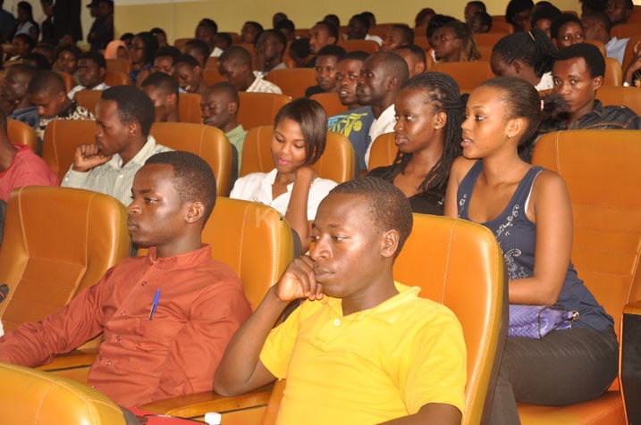 Abanyeshuri bari bafite amatsiko yo kumenya uburyo bandika banasabira kimwe inguzanyo ndetse n'ibisabwa ngo bemererwe kwiga muri Kaminuza y'u Rwanda.