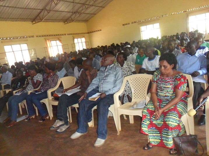 Abaturage bari bateze amatwi bafite amatsiko yo gusobanukirwa neza na gahunda ya "Ndi Umunyarwanda".