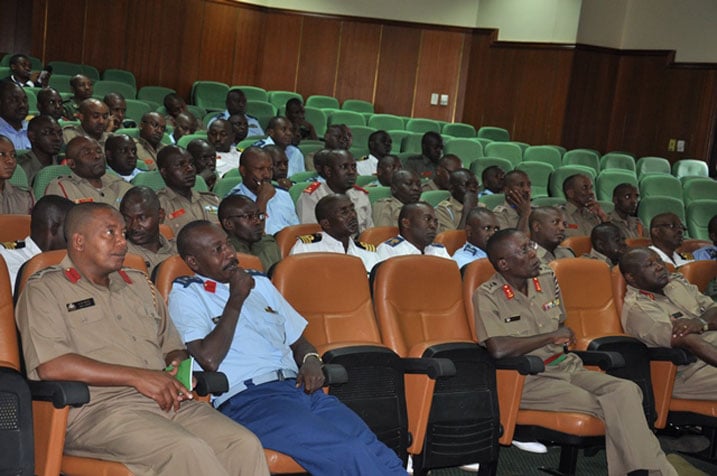 Abanyeshuri n'abarimu ba Kenya Defense College mu biganiro n'abayobozi b'Ingabo z'u Rwanda.