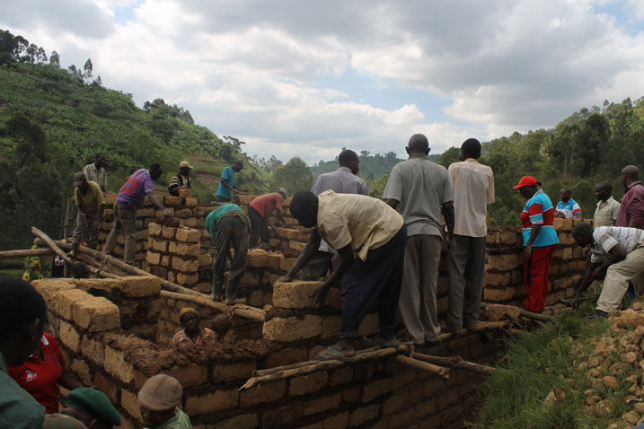 Abitabiriye umuganda mu karere ka Gakenke barimo kubakira Celestin Murenzi wirukanwe muri Tanzaniya.