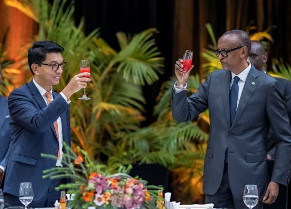 Perezida Kagame yakiriye ku meza mugenzi we wa Madagascar 