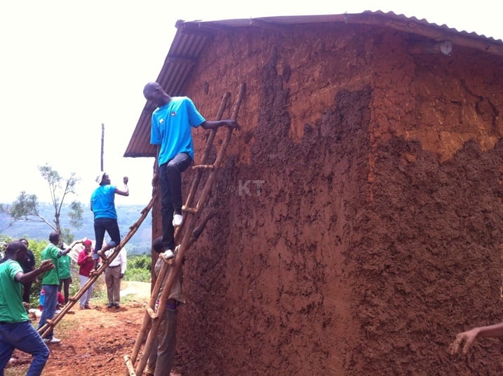 Urubyiruko rwibumbiye muri AERG na GAERG bari mu gikorwa cyo gusanira inzu umusaza warokotse jenoside utishoboye w'i Ntarama mu Karere ka Bugesera