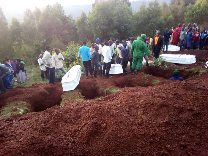 Inkangu zahitanye abantu 19 mu minsi ibiri. Umuryango w'abantu barindwi wo muri Jali, wose washyinguriwe rimwe/ Photo:Internet