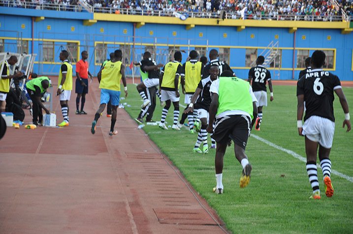 Abakinnyi ba APR FC bishimira igitego cya mbere.