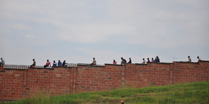 Abafana bari buriye inkuta za Sitade.