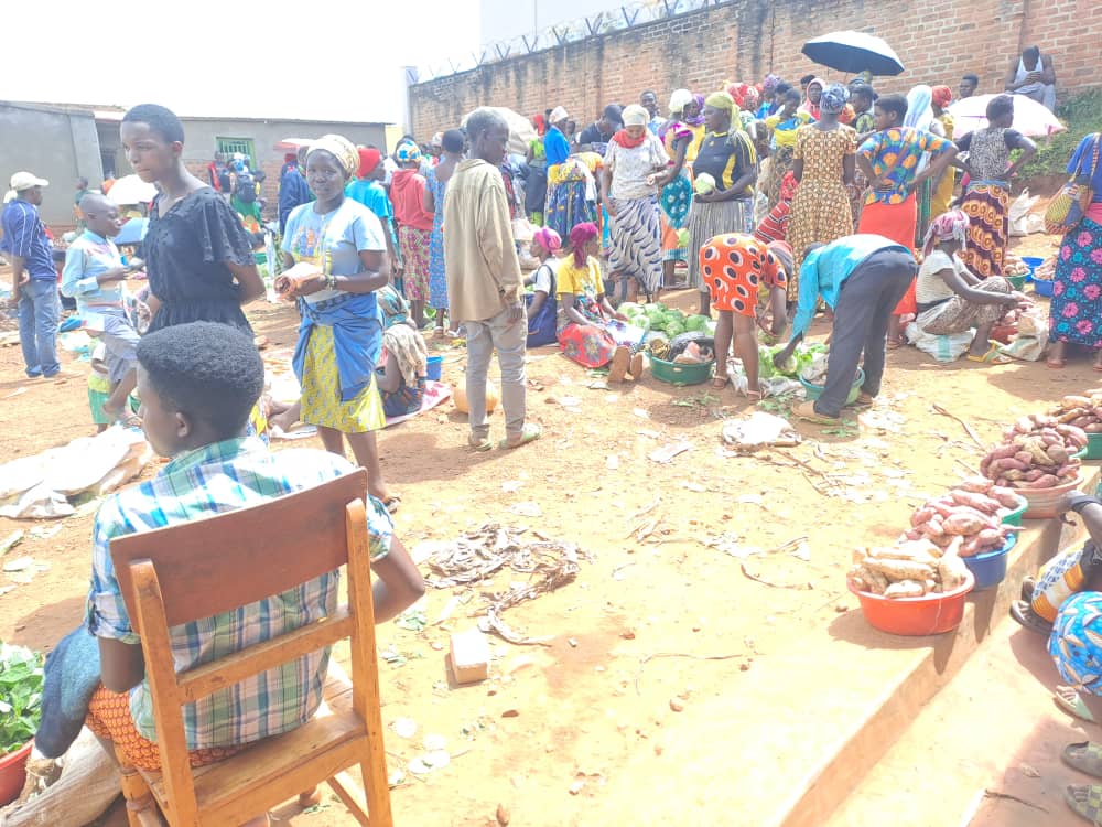 Abaturage bari basanzwe bacururiza mu isoko ridasakaye