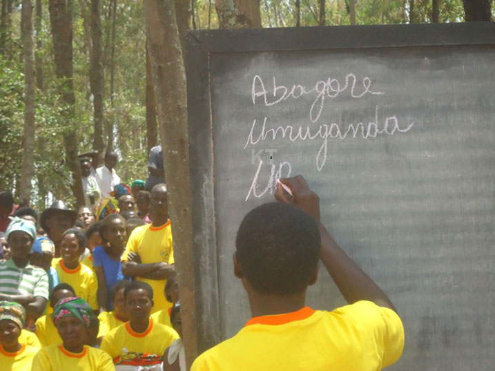 Uwiringiyimana ahamya ko kumenya gusoma, kubara no kwandika byatumye atangira ubucuruzi none ngo arimo ku iteza imbere.