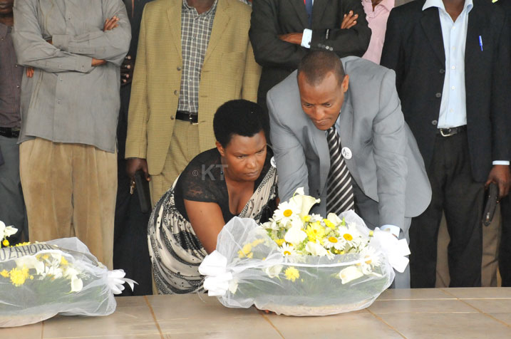 Bashyira indabo ku rwibutso.