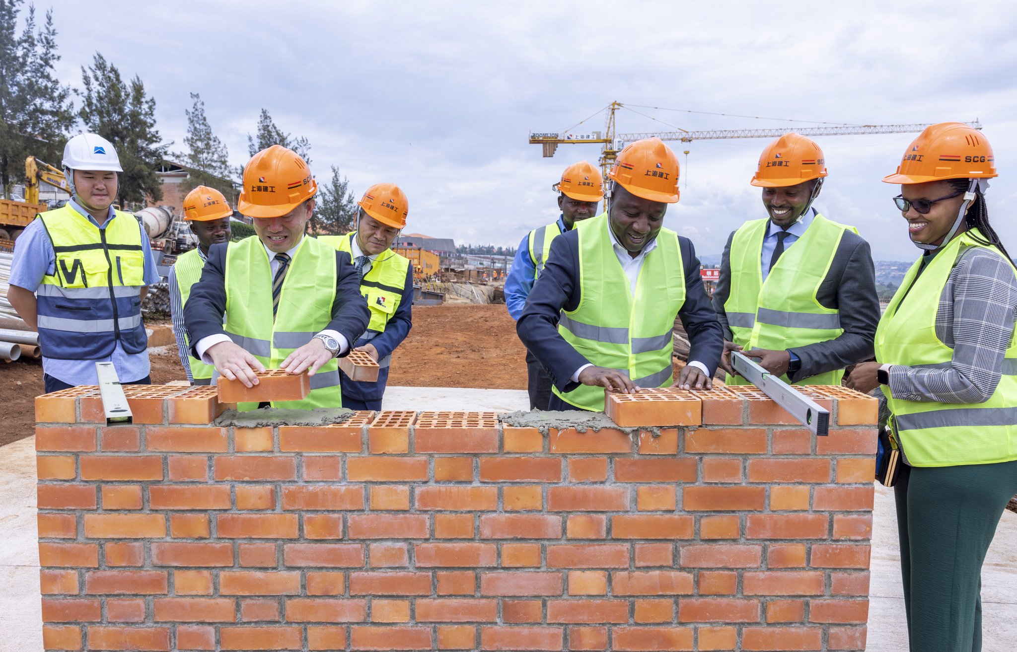 Bashyira ibuye Fatizo aharimo kubakwa ibyo bitaro