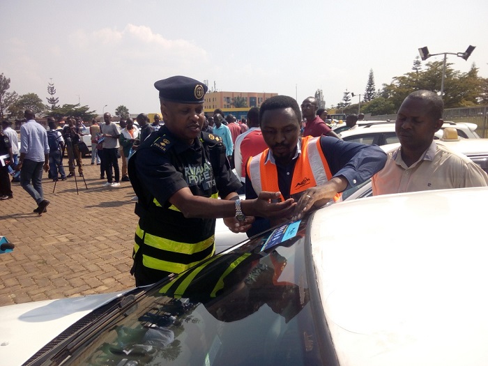 Bashyize ku modoka utwandiko turiho gahunda ya Gerayo amahoro