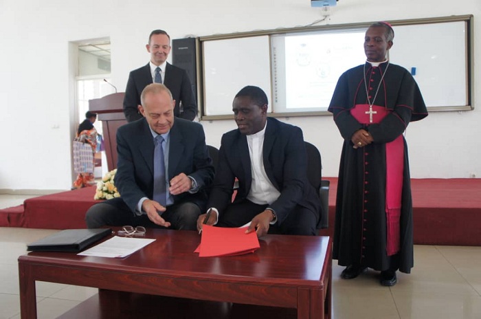 Umuyobozi wa Kaminuza ya BINGEN, Prof. Dr. Clemens Wollny hamwe na Padiri Dr Hagenimana Fabien,Umuyobozi wa INES-Ruhengeri bashyira umukono ku masezerano mu gihe Min Volker Wissing na Mgr Harolimana Vincent barebaga.