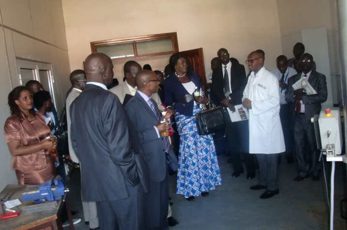 Basobanuriwe ibikorerwa muri Laboratwari isuzumirwamo ubuziranenge bw'ibyuma byo kubaka.