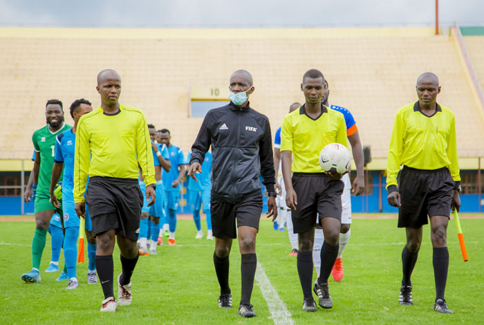 Basohoka bitegura gutangira umukino, komiseri n'abasifuzi bari bamaze kwemeza ko umukino uba