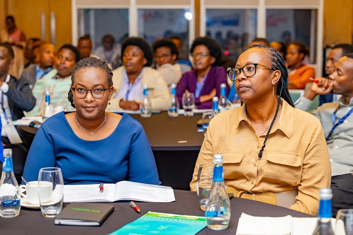 Batamuriza Mireille na Assumpta Ingabire Umuyobozi Mukuru wa NCDA