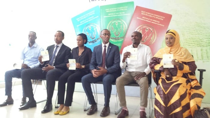 Batanu ba mbere bafashe pasiporo zikoranye ikoranabuhanga