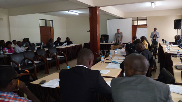 Basanga abana bakuze badakwiye guhatirwa kwishyurira ubwisungane mu kwivuza mu miryango bakomokamo.