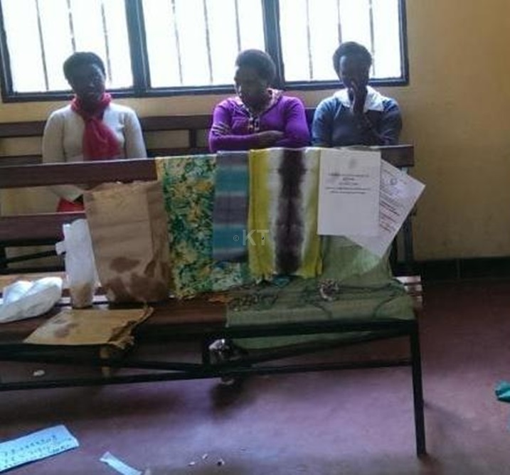Bfite n'umuryo batera imyenda mu mabara.