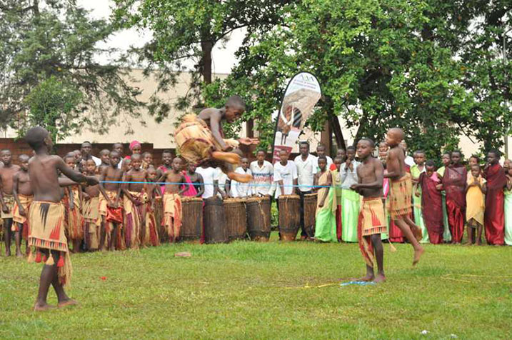 Gusimbuka urukiramende biri mu muco nyarwanda kuva na kera.