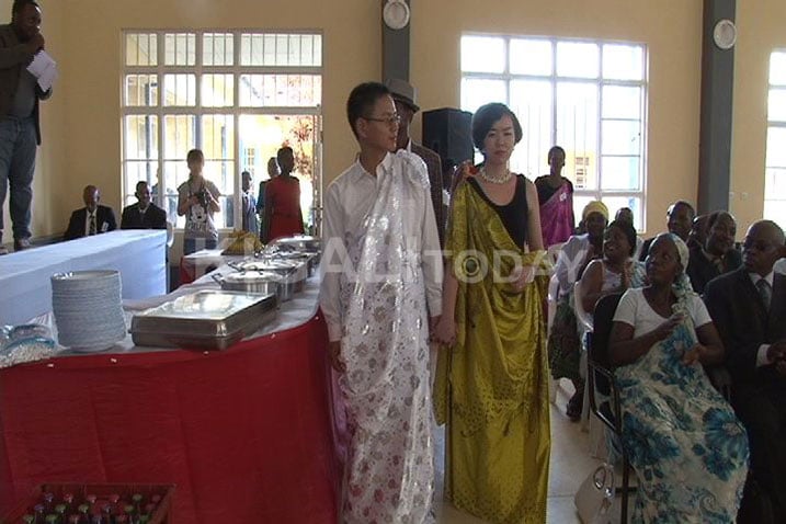 Abatumirwa bishimiye ubukwe bw'abanyamahanga bifuje kubukora Kinyarwanda.