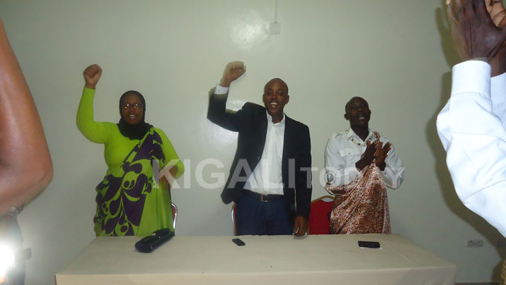 Bavuga ko Perezida Kagame batamutererana mu guteza u Rwanda rwabo imbere.