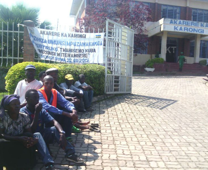 Bavuga ko kutubahiriza amasaha kwa bamwe mu bayobozi bibicira gahunda