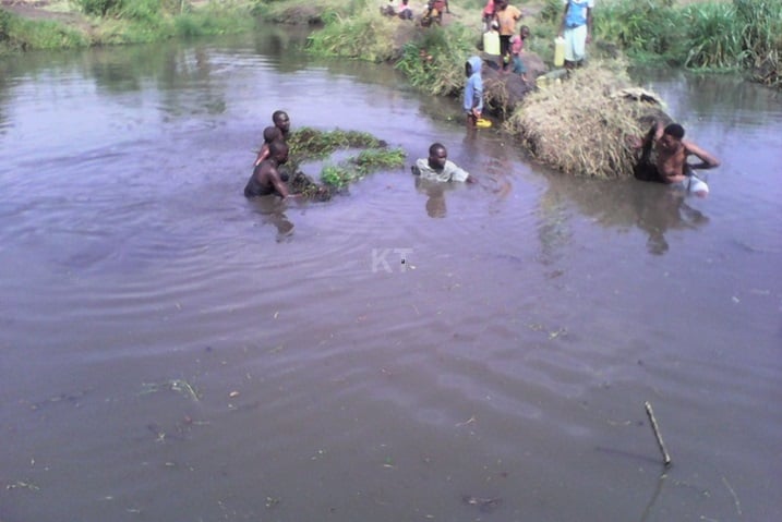 Bakoze umuganda bakura amarebe mu mugezi.