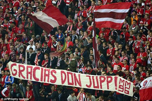 Abafana ba Bayern Munich bamanitse igitambaro cyanditseho amagambo ashimira akanasezera ku mutoza Heynckes.