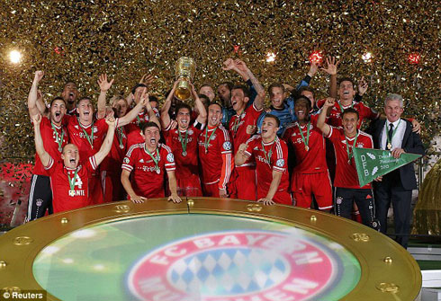 Abakinnyi ba Bayern Munich n'umutoza wabo bishimira igikombe "German Cup" nyuma yo gutsinda Stuttgart.