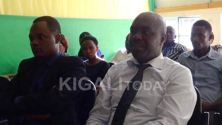 Bayiringire (iburyo) avuga ko gutegurira hamwe umuganda biwozongera ubwitabire n