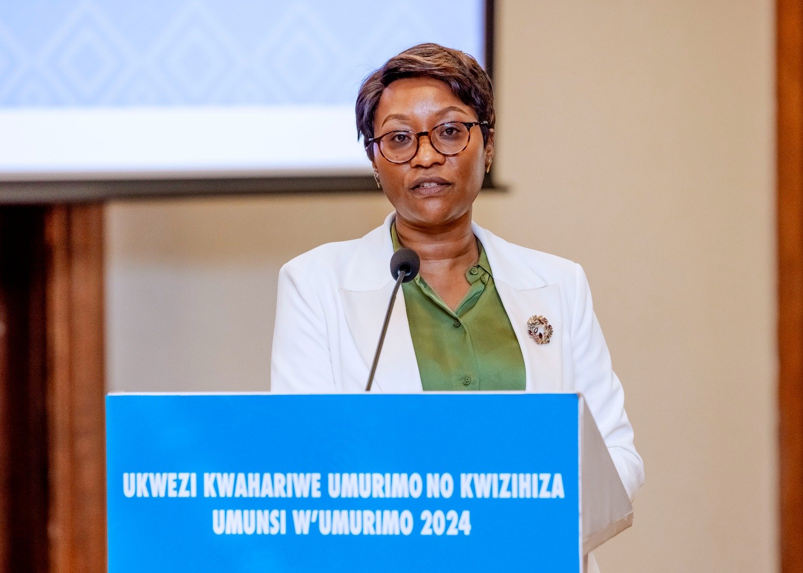 Minisitiri w'Abakozi ba Leta n'Umurimo, Prof Jeannette Bayisenge, mu biganiro byo gusuzuma urugendo rw'imyaka 30 mu guhangira Abaturarwanda umurimo