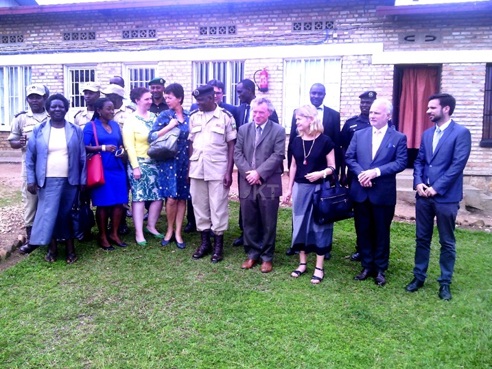 Bayobowe na Ambasaderi Michel Ryan (imbere hagati) abambasaderi ba EU bavuga ko hari impinduka nziza yatewe mu magereza ugerarnyije no mu 1997.