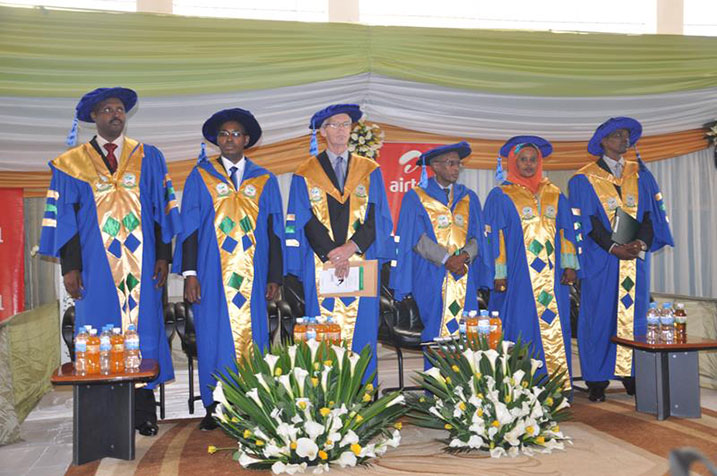 Abayobozi ba RTUC baririmba indirimbo yubahiriza igihugu.