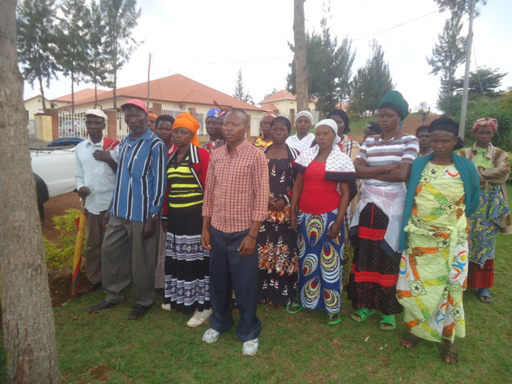 Bazindukiye ku biro by'akarere basaba Ubuyobozi kubishyuriza Rwiyemezamirimo.