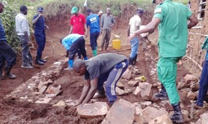 Basiza ikibanza cyo kumwubakiramo.